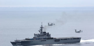 Force maritime des navires dans l'Océan Pacifique (navire semblable à la classe Ôsumi). U.S. Marine Corps photo by Sgt. Isaac Lamberth