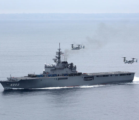 Force maritime des navires dans l'Océan Pacifique (navire semblable à la classe Ôsumi). U.S. Marine Corps photo by Sgt. Isaac Lamberth