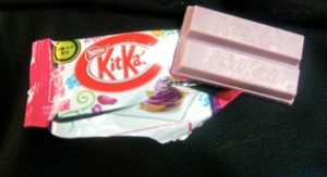 KitKat Beni-imo, Kokusai-doori, Naha, Novembre 2012 紅芋、国際通り、那覇市