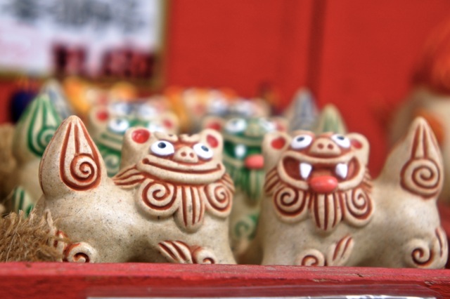 Shisa, Kokusai-doori, Naha, Novembre 2012 シーサー、国際通り、那覇市