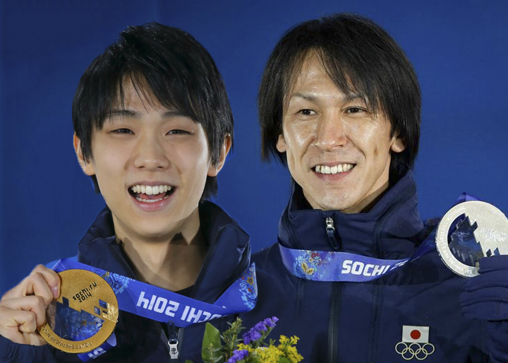 Yuzuru Hanyu et sa médaille d'or en patinage artistique. Noriaki Kasai et sa médaille d'argent en saut à ski. DR Facebook  Japan Olympic Team