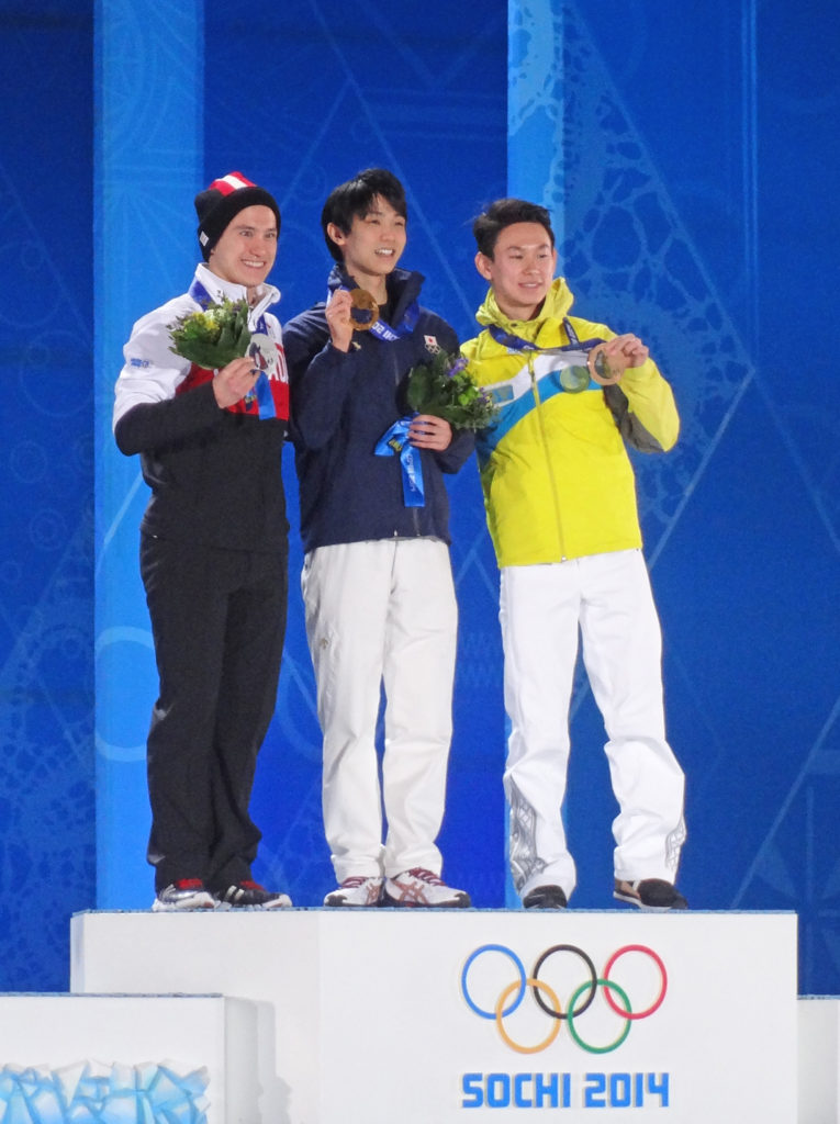 Yuzuru Hanyu sur le podium après sa victoire (© Ivanaivanova)