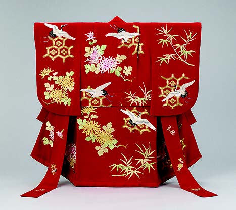 Furisode (habit aux manches pendantes) en crêpe à décor brodé de motifs suspicieux  - 1935 -Photo : © Agence de la Maison Impériale