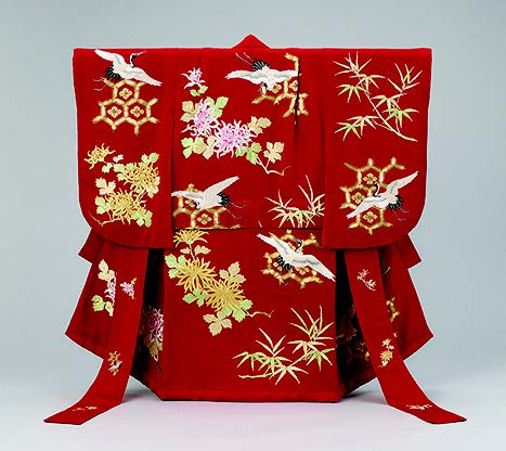 Furisode (habit aux manches pendantes) en crêpe à décor brodé de motifs suspicieux - 1935 -Photo : © Agence de la Maison Impériale