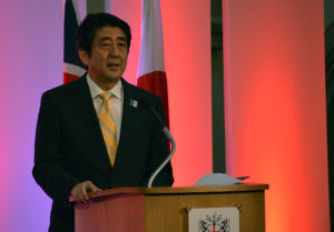 Shinzô Abe discutant de ses politiques économiques dans un discours à Londres. Photo : Chatham House, 19 juin 2013. 