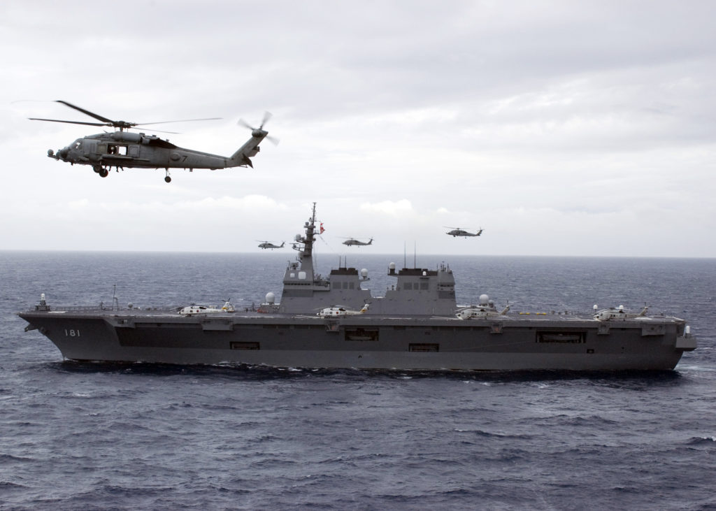 Le JS Hyuga, Destroyer porte-hélicoptère, dans les eaux du Pacifique (© Reann S. Mommsen, U.S. Navy)