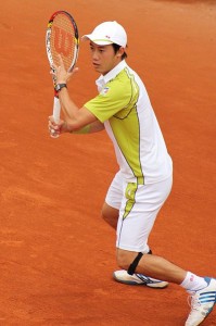 Le joueur de tennis japonais Kei Nishikori lors du tournoi de Roland Garros en 2013 (source : si.robi, Flickr)