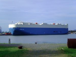 Le navire Triton Ace de la compagnie maritime Mitsui O.S.K. au port de Bremerhaven (source : Tvabutzku1234)