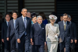 Barack Obama avec l'empereur Akihito et le Premier ministre japonais Shinzo Abe en arrière-plan. (source: William Ng, gouvernement fédéral des Etats-Unis)