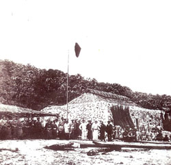 Ouvriers japonais dans une pêcherie à Uotsurishima (Senkaku) dans les années 1910.