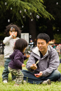 Une famille japonaise dans un parc. (source : Jorge Hernández Valiñani)