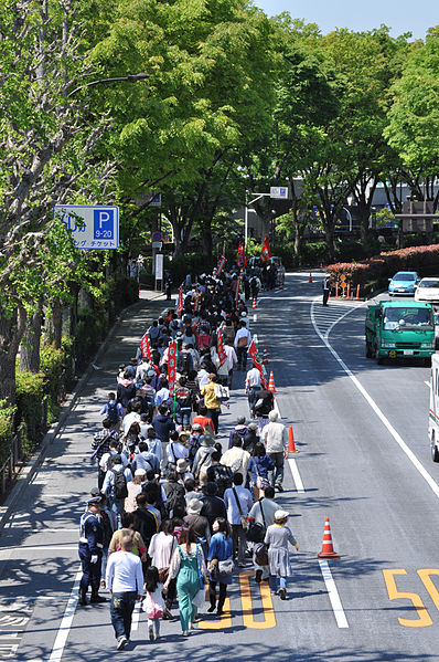 Des Japonais manifestant dans la rue. (source : Ocdp)