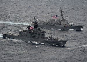 Deux navires de la Marine japonaise et américaine côte à côte (source : James R. Evans, Marine des Etats-Unis)