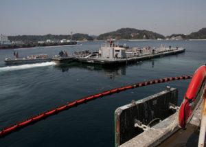 Des navires américains de transport par barges apportent de l'eau pour refroidir les réacteurs à la centrale de Fukushima (source : Mikey Mulcare)