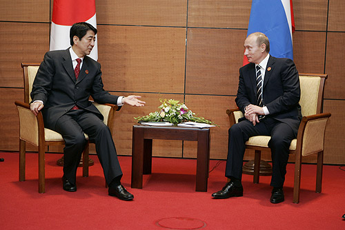 Vladimir Poutine et Shinzo Abe au sommet de l'APEC à Hanoï en 2006