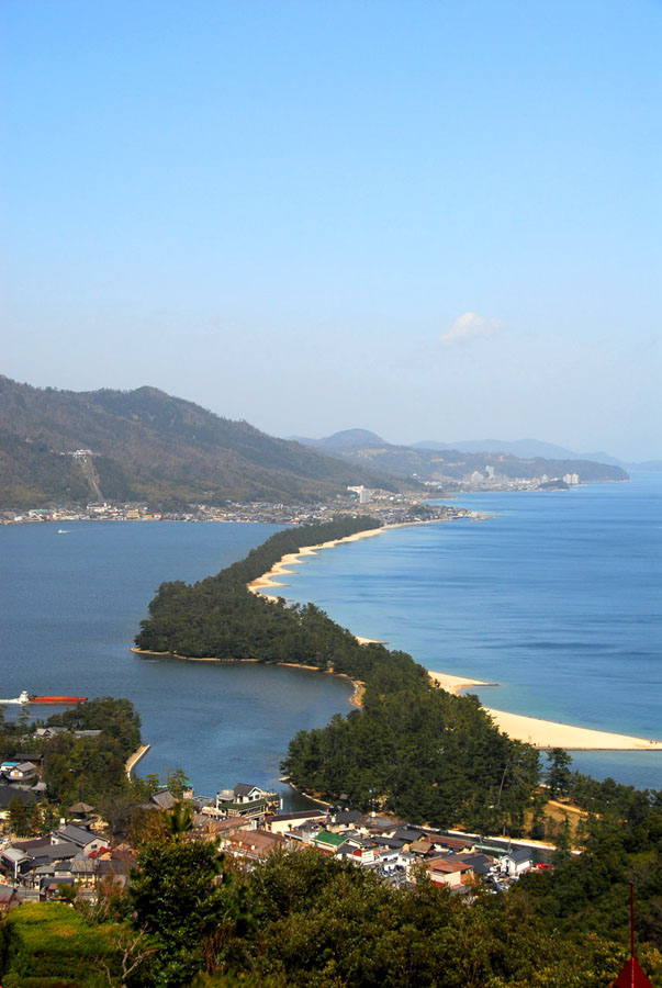 Amanohashidate, l'une des 3 vues les plus célèbres du Japon qu'on peut qualifier de 白砂青松 (© SElefant)