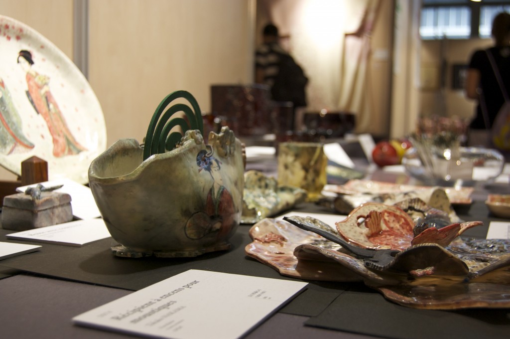 Une exposition de céramiques japonaises.