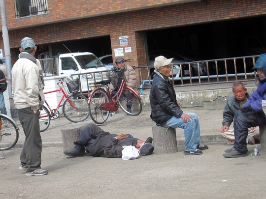 Des sans-abri dans le quartier de Kamagasaki, à Ōsaka - Photo : D.Durand
