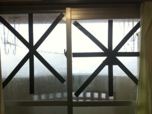 Protéger les vitres est l'une des précautions à prendre en cas de typhon (© Carine Dupuis)