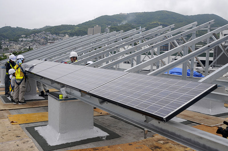 Des techniciens installent des panneaux solaires dans la ville de Sasebo, préfecture de Nagasaki 