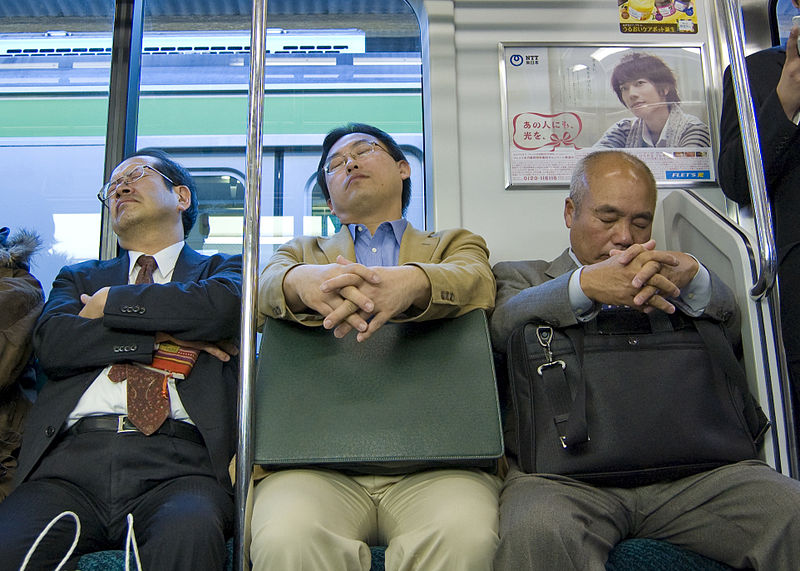 Des salarymen en pleine sieste dans un train à Tōkyō - Photo : Tischbeinahe