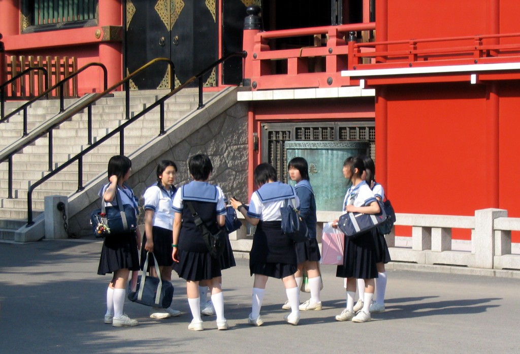 Des collégiennes en uniforme au temple Sensô-ji (© Gorgo)