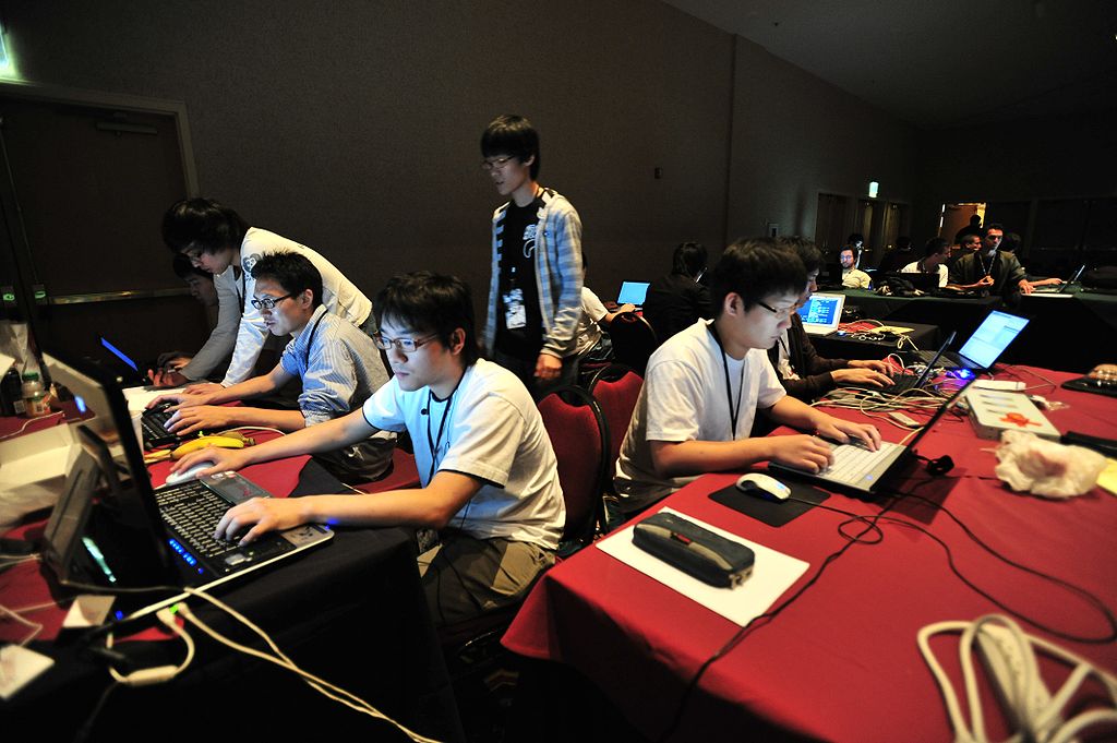 Une équipe participant à la DEF CON, convention de hackers qui se déroule tous les ans à Las vegas (© Nate Grigg)