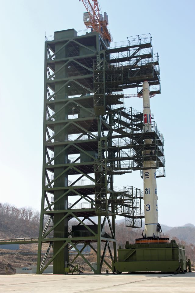 La fusée nord-coréenne Unha-3 sur son pas de tir en avril 2012 (© Voice of America)