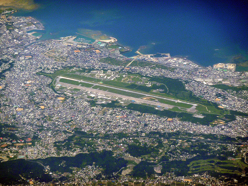 La base militaire américaine de Futenma (Okinawa) vue du ciel (source : Sonata)