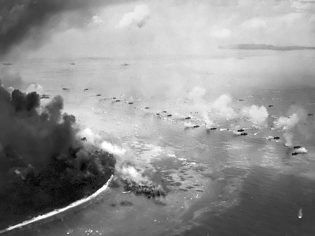 Une première vague américaine s'apprête à débarquer sur l'île de Peleliu.