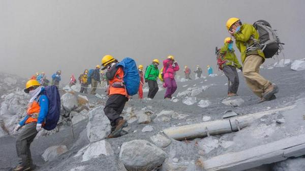 Des alpinistes redescendant lors de l'éruption du mont Ontake (© @Rod39SK)