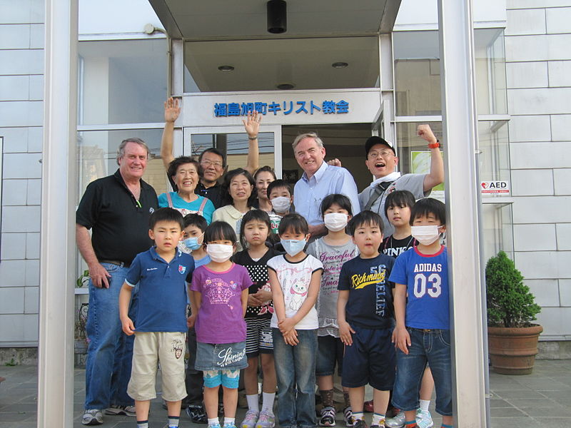 Des enfants devant l'école Baptiste de Asahimachi, Fukushima. (© CBI Polymers, Inc.)