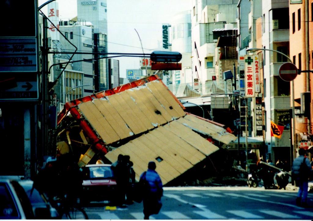 Des dégâts dans la ville de Kôbe juste après le séisme de 1995 (© 松岡明芳)