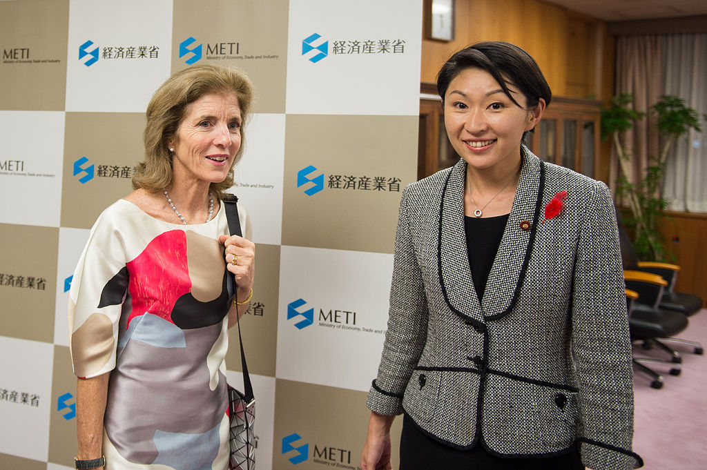 Yûko Obuchi en compagnie de l'ambassadrice américaine Caroline Kennedy (© State Department photo by William Ng)