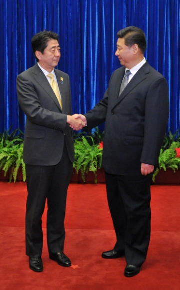 Une poignée de main des plus froides entre les dirigeants japonais et chinois (© Japan Kantei)