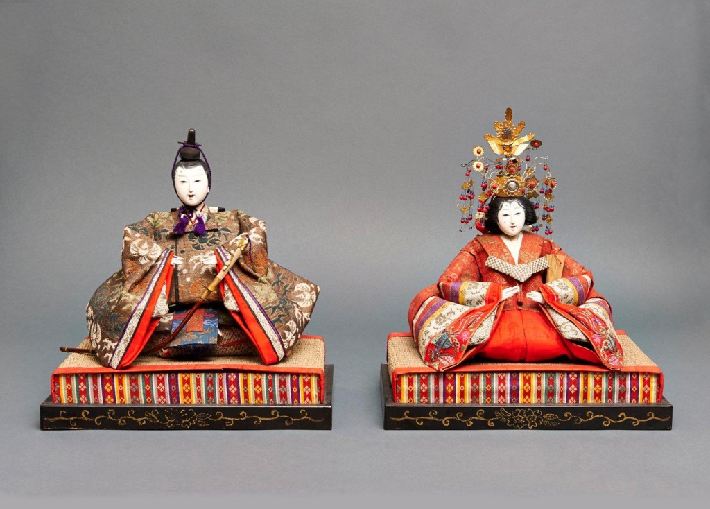 Poupées Ningyo représentant un empereur et une impératrice assis (© Boisgirard-Antonini)