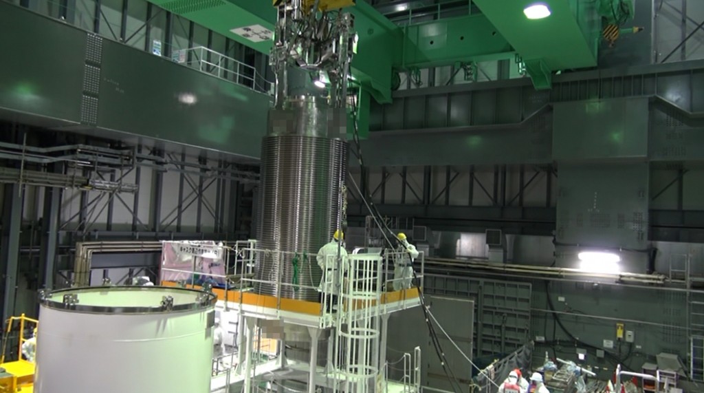 Opération de retrait en cours dans le bâtiment du réacteur n°4 de Fukushima (© Tepco)
