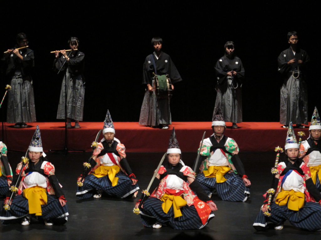 Démonstration de danse traditionnelle d'Iwate par des lycéens.