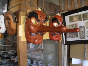 Les fameux masques de Tengu au long nez - Photo : CC3 Snake Head 1995 