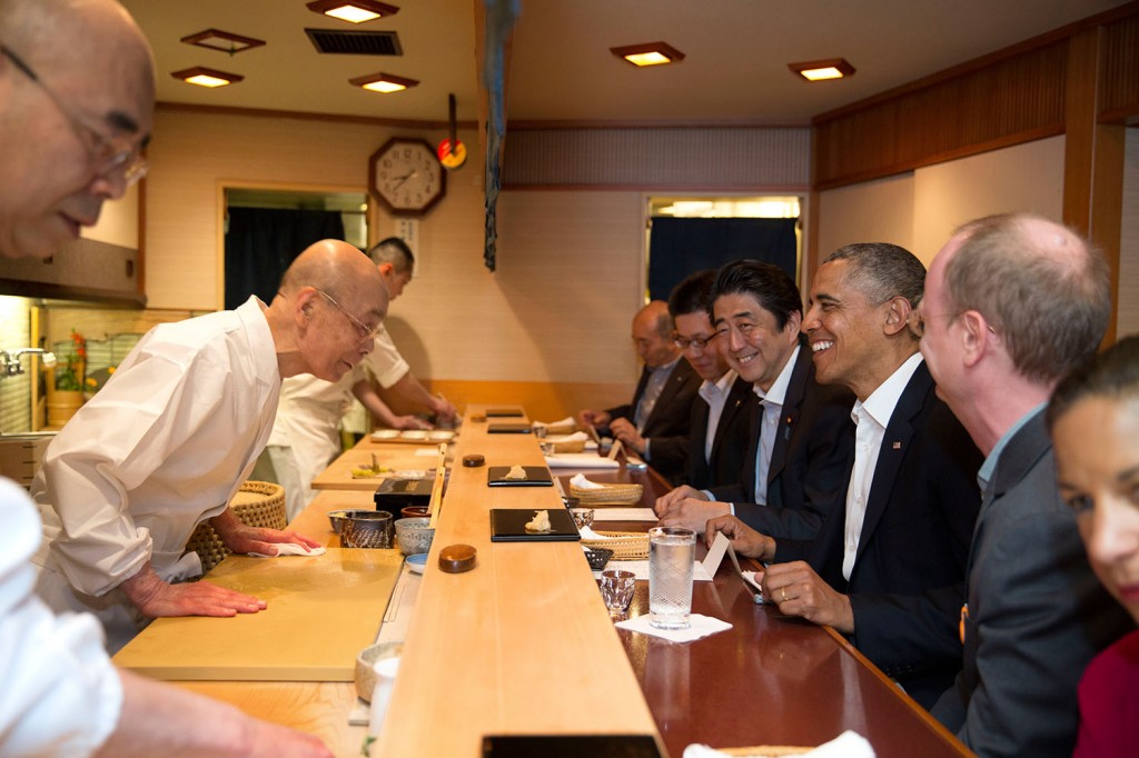 Shinzô Abe et Barack Obama dans un restaurant de sushi de Tôkyô en avril 2014 (©  U.S. fédéral government)