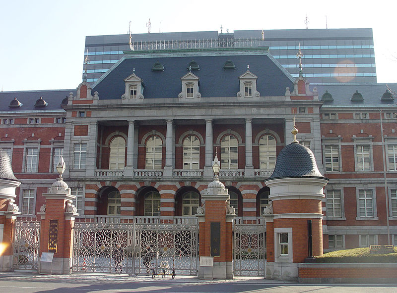 L'ancien et le nouveau bâtiment du ministère de la Justice dont dépend le bureau de l'immigration (© っ)