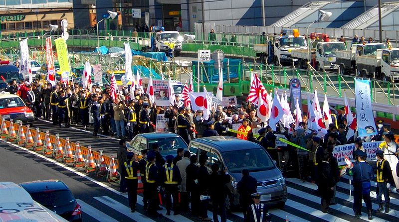 Démonstration de force de la Zaitokukai à Shinjuku en 2010 (© あばさー)