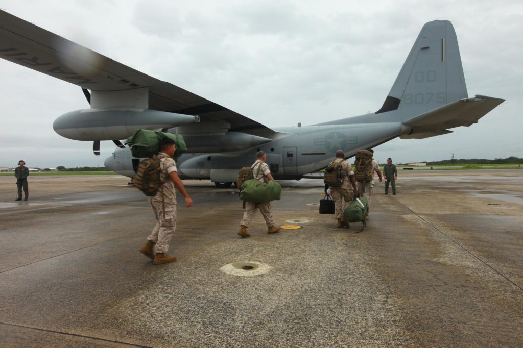 Des officiers marines américaines en départ de la base de Futenma à Okinawa pour une mission humanitaire en Thaïlande.