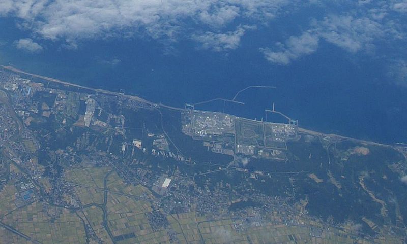 La centrale nucléaire de Kashiwazaki-Kariwa, la plus puissante au monde, située sur la côte de la Mer du Japon (© Hideyuki KAMON )