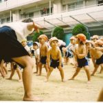 Le fils de l'auteur en pleine séance de gym