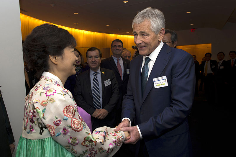 Park Geun-Hye rencontrant le secrétaire de la Défense Chuck Hagel à Washington en 2013 (© Erin Kirk-Cuomo) 
