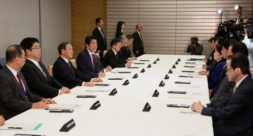 Le Premier ministre en réunion de crise avec les membres de son Cabinet (© Japan Kantei)