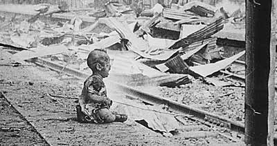 Un enfant chinois dans un Shangaï dévasté, 1937 (© Wikipedia)