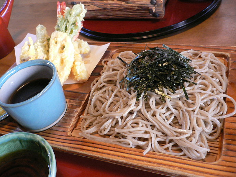 Des soba, nouilles de sarrasin, accompagnées de beignets tempura (© hirotomo, Flickr)