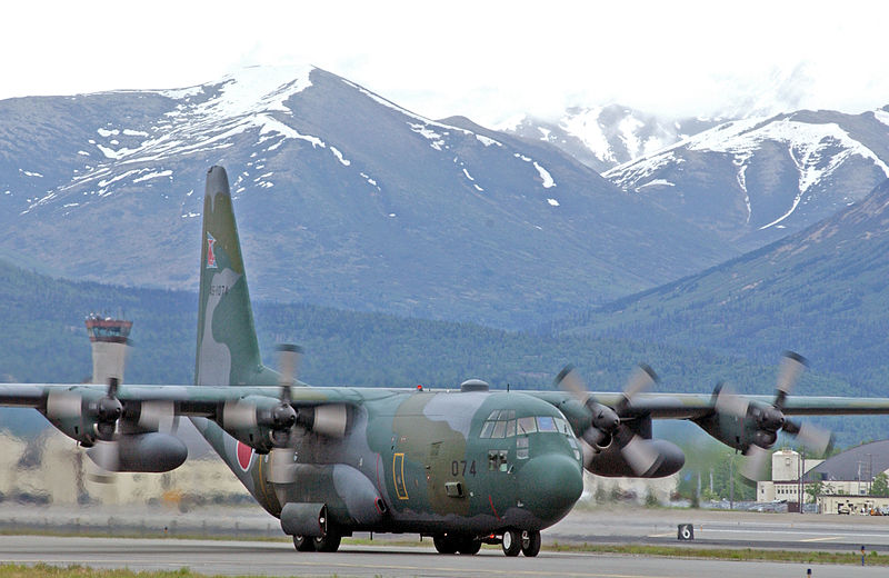 Un Hercules C-130 des Forces Aériennes d'Autodéfense. Ce type d'appareil pourrait être utilisé pour projeter des forces sur des terrains d'opération étrangers. (© U.S. Air Force)